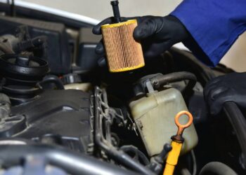 Como trocar óleo e filtro do carro em casa sem complicação