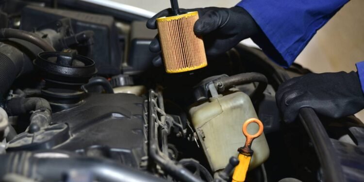 Como trocar óleo e filtro do carro em casa sem complicação