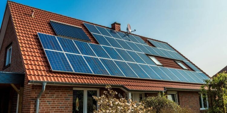 Esqueça a conta de luz alta: quanto custa instalar energia solar em casa hoje?