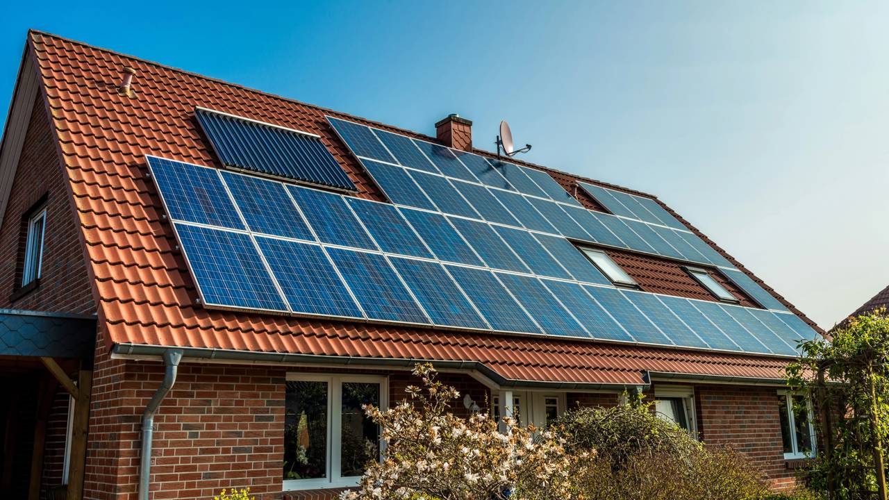 Esqueça a conta de luz alta: quanto custa instalar energia solar em casa hoje?