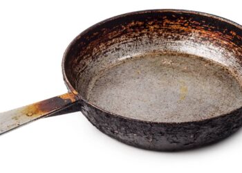 Manter panelas opacas e queimadas em bom estado pode virar um desafio com o uso diário, já que com o tempo elas ficam manchadas, sem brilho ou com restos de comida grudados no fundo, exigindo mais do que a lavagem comum - Créditos: depositphotos.com / Martina_L