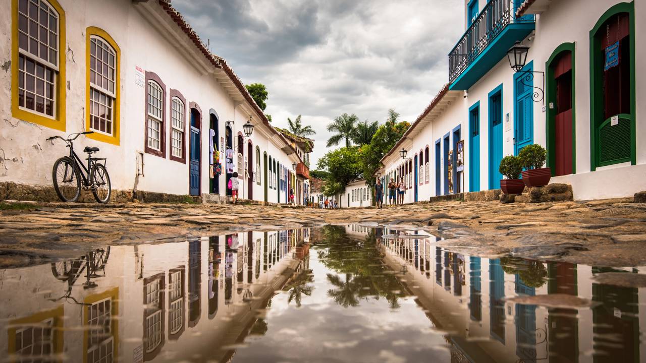 Essa cidade histórica, fundada em 1667, combina paisagem litorânea com cultura caiçara e tradição colonial