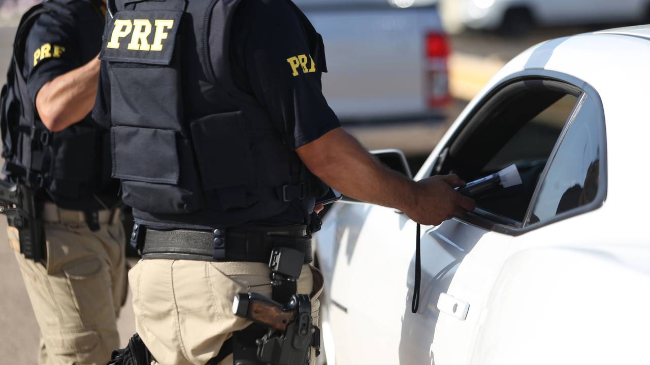 Essa atitude de alguns motoristas pode gerar multa de quase R$ 3 mil na Lei Seca