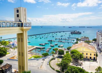 A primeira capital do Brasil, fundada em 1549, preserva igrejas barrocas e tradição afro-brasileira