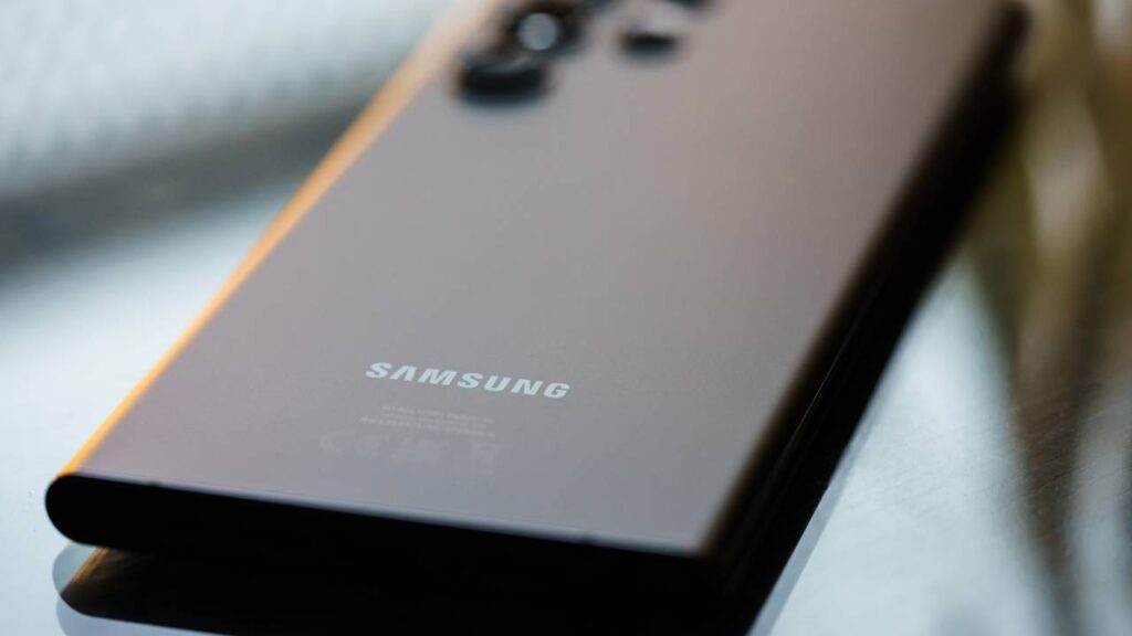 Celular da Samsung custa menos de R$ 1.000 e pode ser a opção perfeita para você