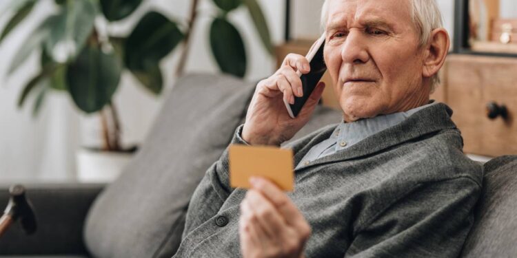 Notou compras estranhas no extrato? Pode ser golpe de cartão