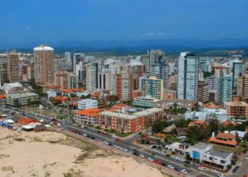 A cidade sulista que encanta com paisagens à beira-mar e revela o seu charme
