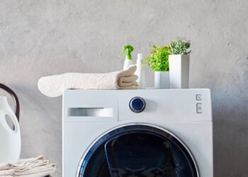 Existe um segredo das lavanderias que resolve isso sem destruir as fibras do tecido, devolvendo o brilho das peças como se fossem novas - Créditos: depositphotos.com / AntonMatyukha