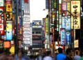 Shinjuku, em Tóquio no Japão, um dos países mais procurados para turismo (Créditos: depositphotos.com / imagex)