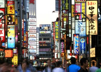 Shinjuku, em Tóquio no Japão, um dos países mais procurados para turismo (Créditos: depositphotos.com / imagex)