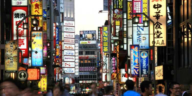 Shinjuku, em Tóquio no Japão, um dos países mais procurados para turismo (Créditos: depositphotos.com / imagex)