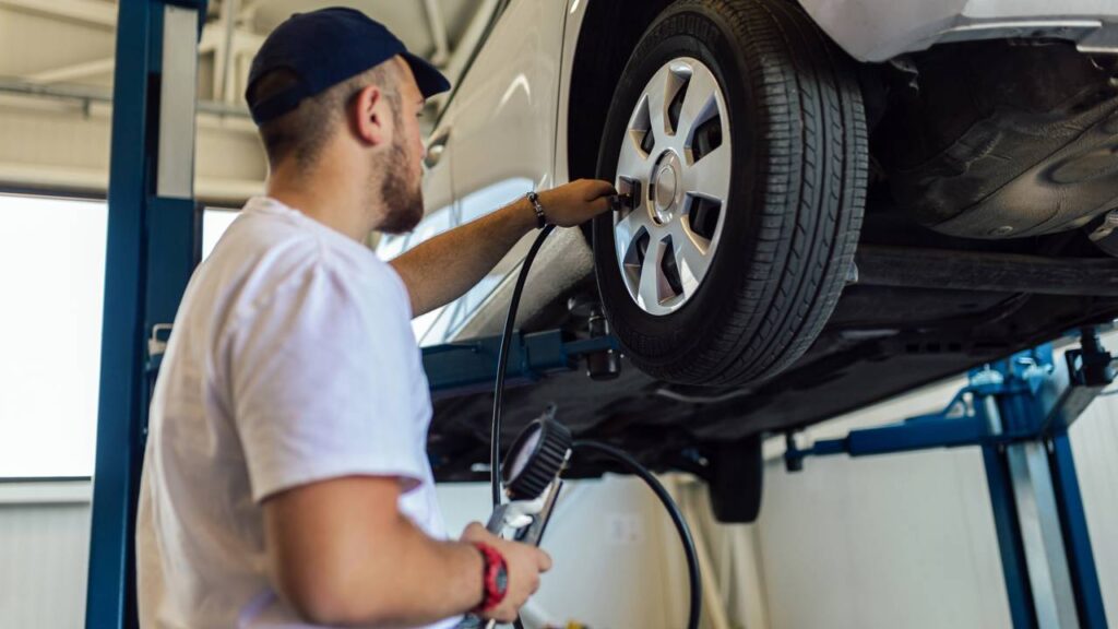Trocar os pneus na hora certa evita acidentes e dores de cabeça