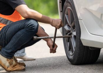 Trocar os pneus na hora certa evita acidentes e dores de cabeça