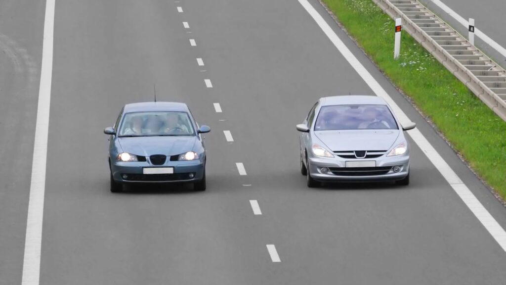 Lei da Ultrapassagem: entenda quando a manobra é proibida e riscos comuns