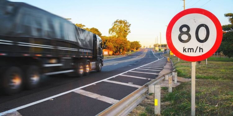 Como funciona a lei da velocidade máxima nas estradas e rodovias?