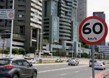 Quando existe placa indicando a velocidade máxima permitida, esse valor prevalece sobre qualquer regra geral prevista em lei - Créditos: depositphotos.com / joasouza
