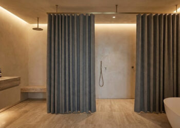 Quem diria que um item considerado “velho” voltaria para desbancar o reinado absoluto do box de banheiro em projetos de luxo?