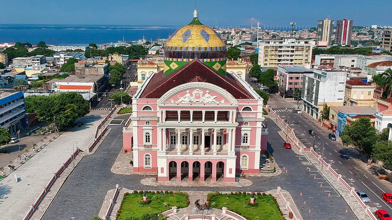 Com 36 mil peças na cúpula, esse teatro foi construído no meio da floresta amazônica no fim do século 19