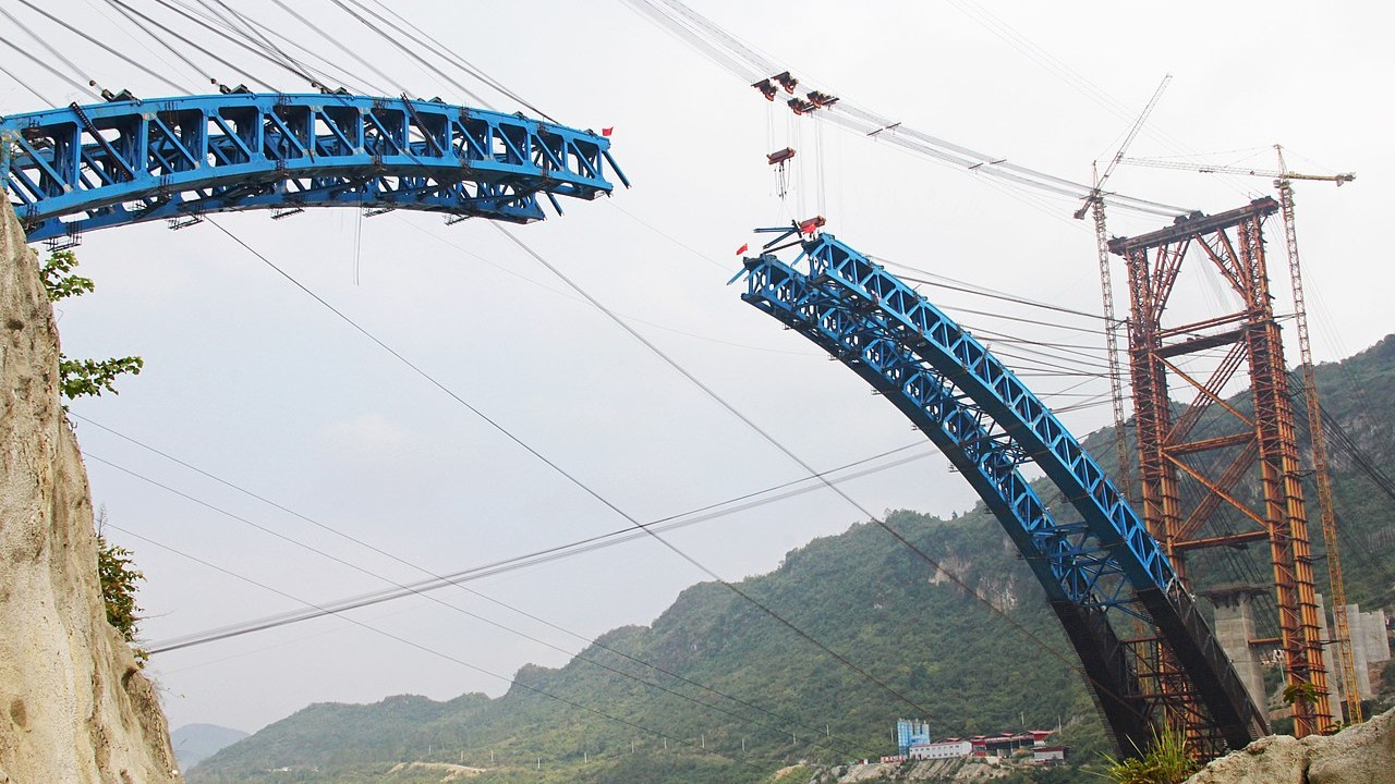 Mais alta que a Torre Eiffel, essa ponte de 28 mil toneladas resiste a terremotos e ventos de 260 km/h