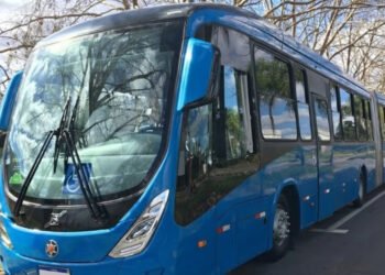 Nesse cenário, o Brasil se destaca globalmente com o desenvolvimento do ônibus de 30 metros, uma maravilha da engenharia apelidada de “metrô sobre pneus” capaz de revolucionar o transporte de massa