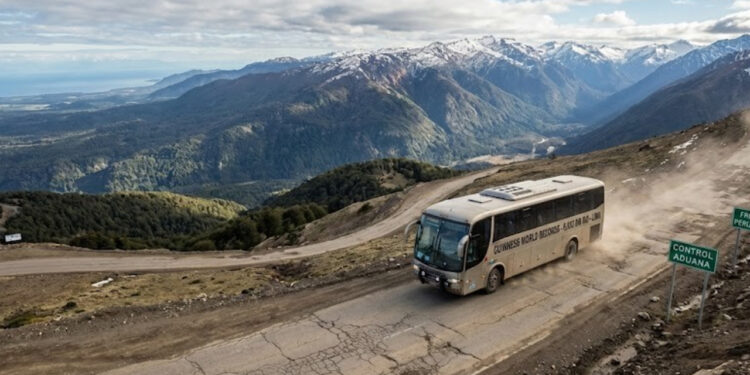 Essa é a proposta da maior rota de ônibus do mundo, uma linha regular que parte do Brasil e atravessa o continente sul-americano até chegar ao oceano Pacífico