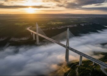 Com seus 343 metros de altura e 2,4 km de extensão, o viaduto de Millau virou a ponte mais alta do mundo e um ícone da engenharia moderna francesa