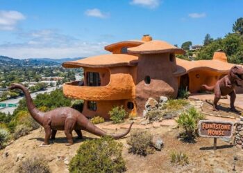 Feita inteiramente de espuma e arame, a ""Casa dos Flintstones"" não tem uma única linha reta e resiste a sismos melhor que construções tradicionais