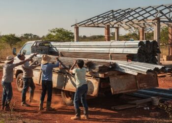 Jovens constroem moradia rural autossuficiente com caminhão para a irmã mais nova