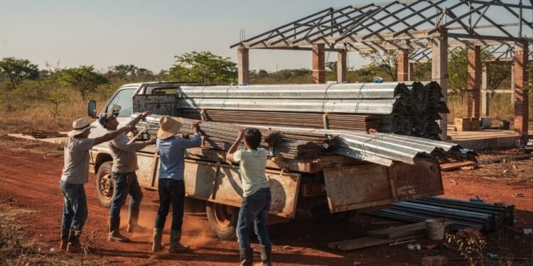 Jovens constroem moradia rural autossuficiente com caminhão para a irmã mais nova