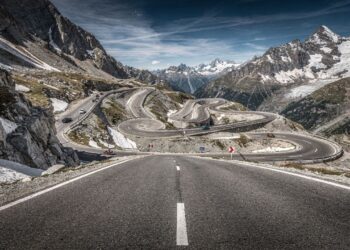 A rodovia austríaca sobe a 2.504m com 36 curvas fechadas; a Grossglockner é a estrada alpina mais famosa da Europa e um marco da engenharia alemã
