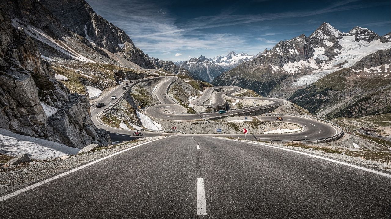 A rodovia austríaca sobe a 2.504m com 36 curvas fechadas; a Grossglockner é a estrada alpina mais famosa da Europa e um marco da engenharia alemã