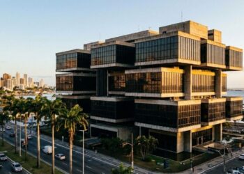 Com vigas metálicas suspensas a 30 metros sobre pilares de concreto, o edifício de 1988 virou um marco revolucionário da engenharia em Salvador