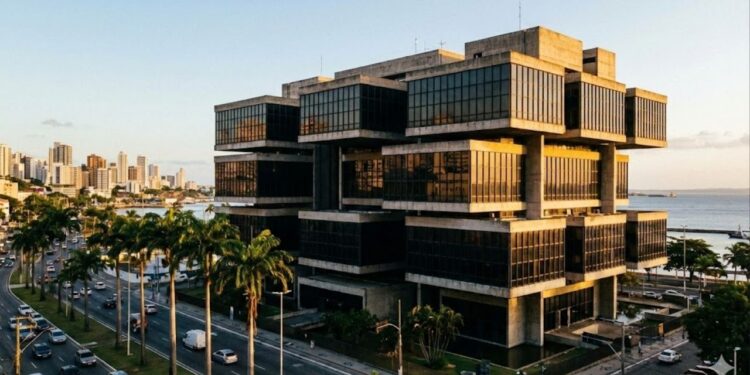 Com vigas metálicas suspensas a 30 metros sobre pilares de concreto, o edifício de 1988 virou um marco revolucionário da engenharia em Salvador