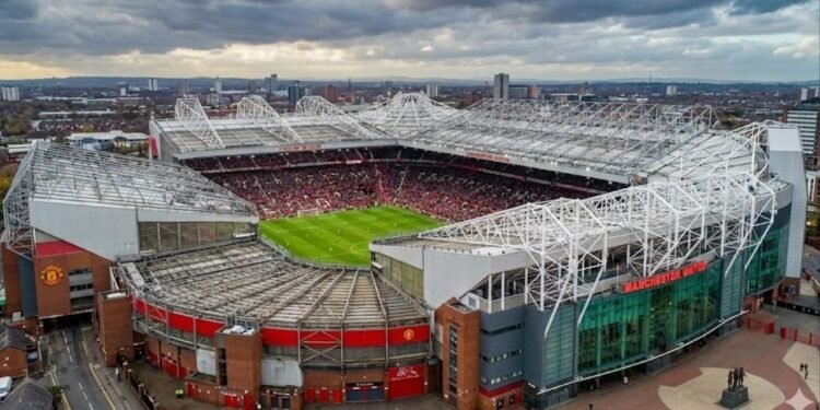 Com 74 mil assentos e o famoso Teatro dos Sonhos, o estádio de 1910 virou o maior clube da Inglaterra e um santuário para fãs do Manchester United