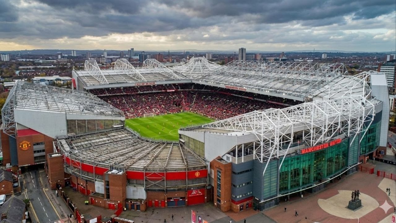 Com 74 mil assentos e o famoso Teatro dos Sonhos, o estádio de 1910 virou o maior clube da Inglaterra e um santuário para fãs do Manchester United