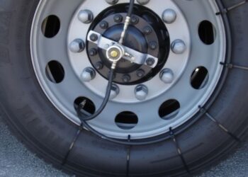 Aquela mangueira na roda do caminhão não é enfeite: ela é parte de um sistema genial que pode salvar vidas na estrada