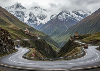 A rodovia na Geórgia sobe a 2.379m pelo Cáucaso; a Estrada Militar é uma rota histórica que une o país à fronteira russa através de montanhas