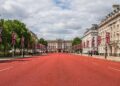 Com 1,1 km e asfalto vermelho para procissões reais, a avenida The Mall une o Palácio de Buckingham à Trafalgar Square em Londres