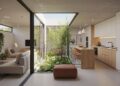 Essa casa moderna de 65 metros quadrados, mostra como o pátio pode virar o coração de uma casa compacta