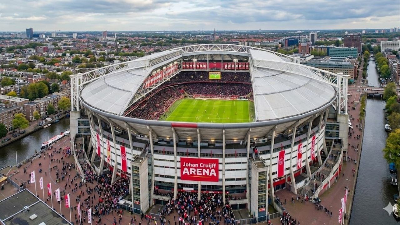 Com teto retrátil inovador e capacidade para 55 mil torcedores a Johan Cruyff Arena virou o maior estádio da Holanda e o templo oficial do Ajax