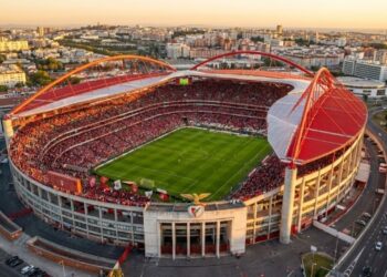 Com capacidade para 65 mil torcedores e teto de policarbonato, a Catedral do Benfica virou o estádio mais moderno e pulsante de todo o Portugal