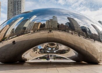 Com 110 toneladas de aço inoxidável e 168 placas polidas, a escultura virou o maior símbolo de Chicago e um marco da arte urbana mundial