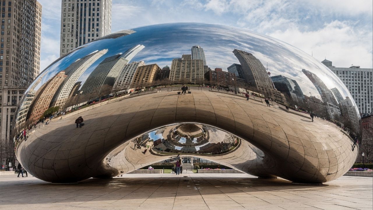 Com 110 toneladas de aço inoxidável e 168 placas polidas, a escultura virou o maior símbolo de Chicago e um marco da arte urbana mundial