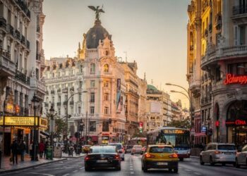 Com seus 1,3 km de prédios históricos de 1910, a Gran Vía virou o coração da vida noturna de Madri e a Broadway espanhola no centro
