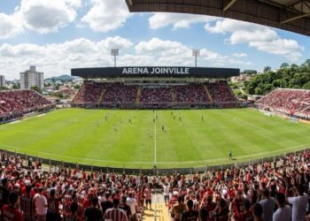 Com capacidade para 22 mil torcedores e estrutura de concreto, a Arena Joinville virou o maior estádio do norte catarinense e a fortaleza do JEC