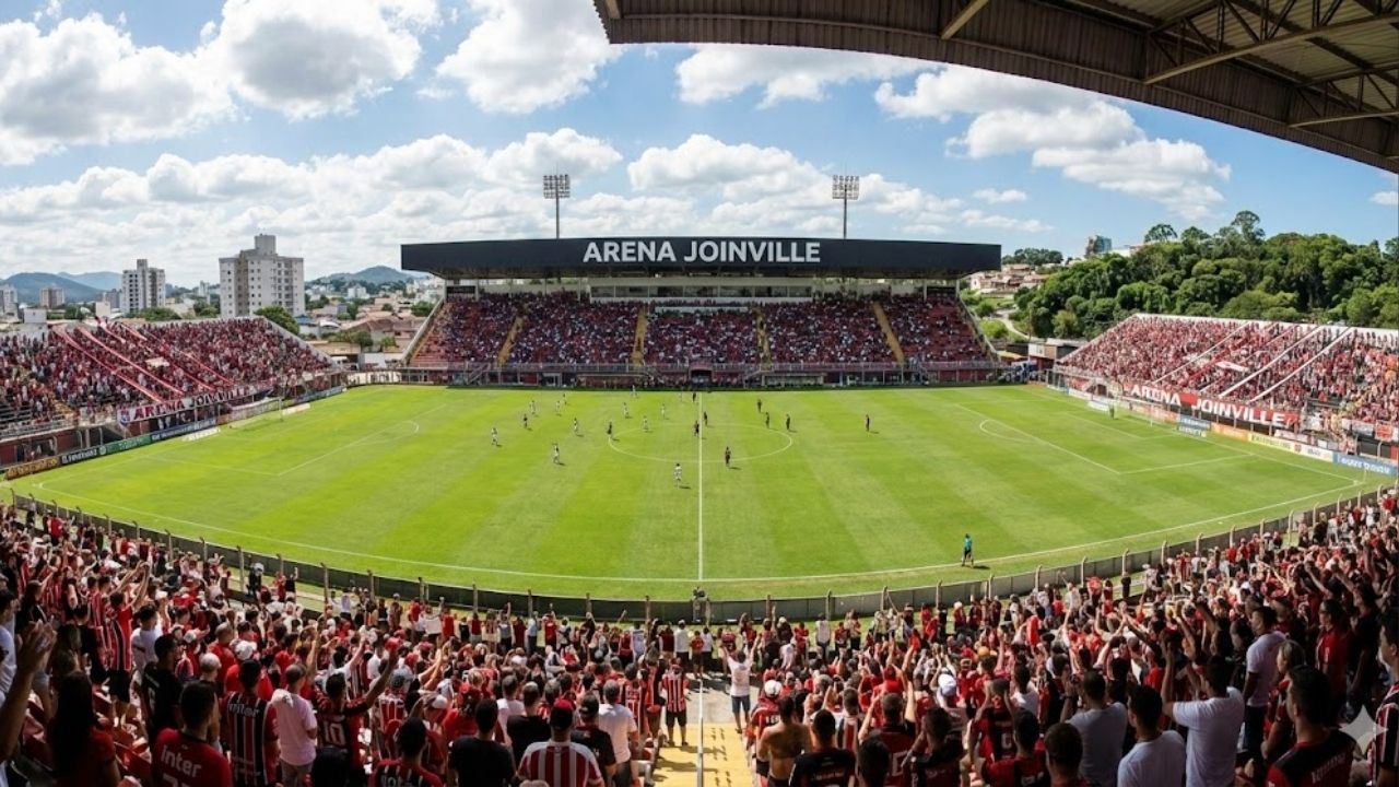 Com capacidade para 22 mil torcedores e estrutura de concreto, a Arena Joinville virou o maior estádio do norte catarinense e a fortaleza do JEC