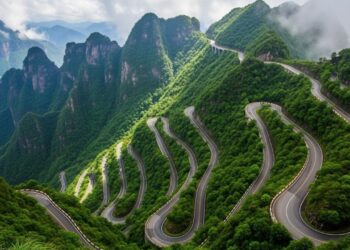 A estrada chinesa sobe a 1.100m em 11 km; com suas 99 curvas fechadas, a Tianmen Mountain Road é uma das mais sinuosas do mundo