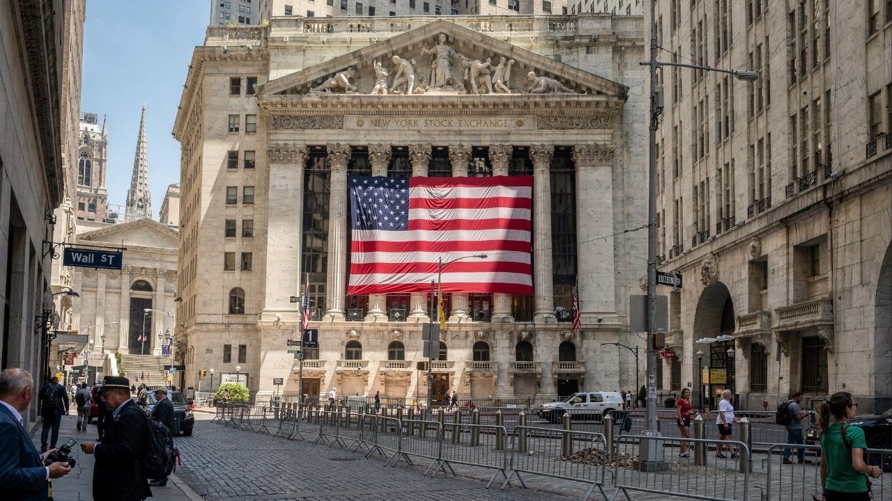 Com apenas 8 quarteirões e a sede da Bolsa de Valores, a Wall Street em Nova York virou o centro financeiro mais influente do mundo