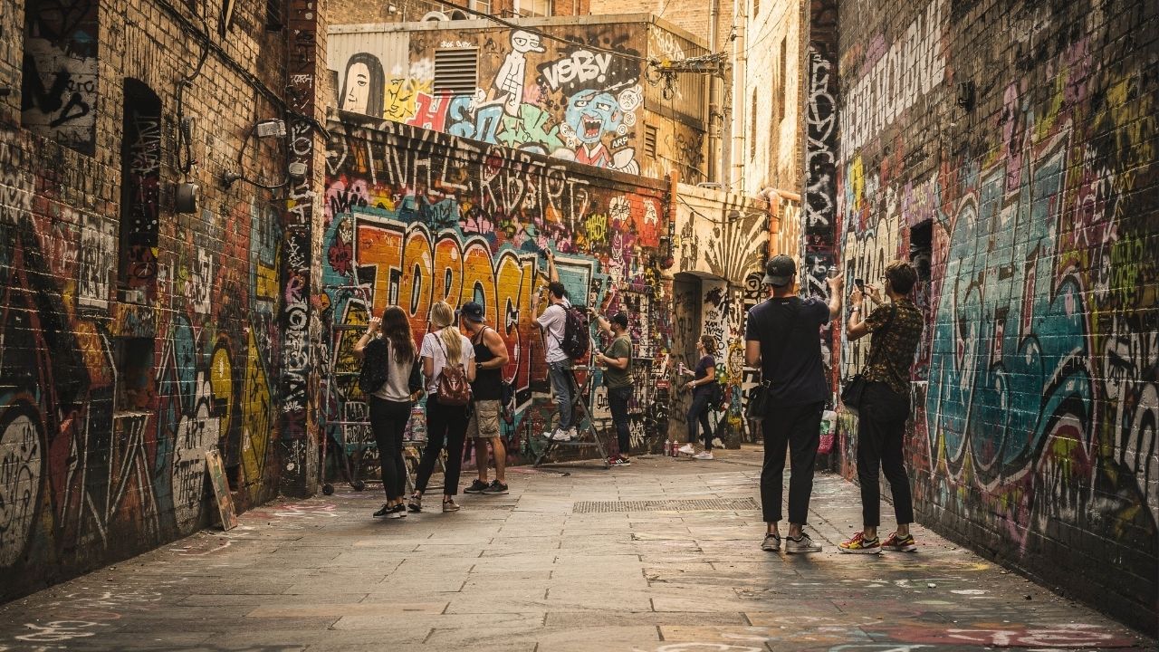 Hosier Lane, em Melbourne, ganha fama pela arte urbana, pois seus 150 metros de grafites coloridos formam a galeria a céu aberto mais famosa do país