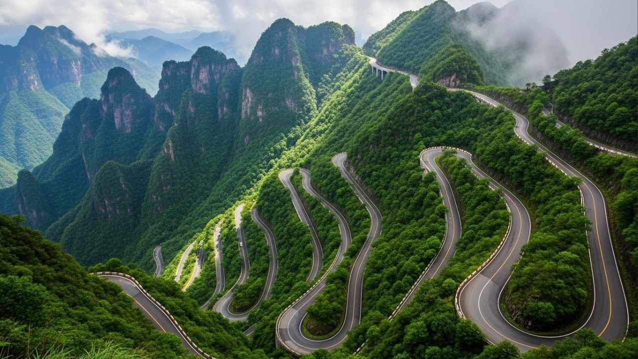 A estrada chinesa sobe a 1.100m em 11 km; com suas 99 curvas fechadas, a Tianmen Mountain Road é uma das mais sinuosas do mundo
